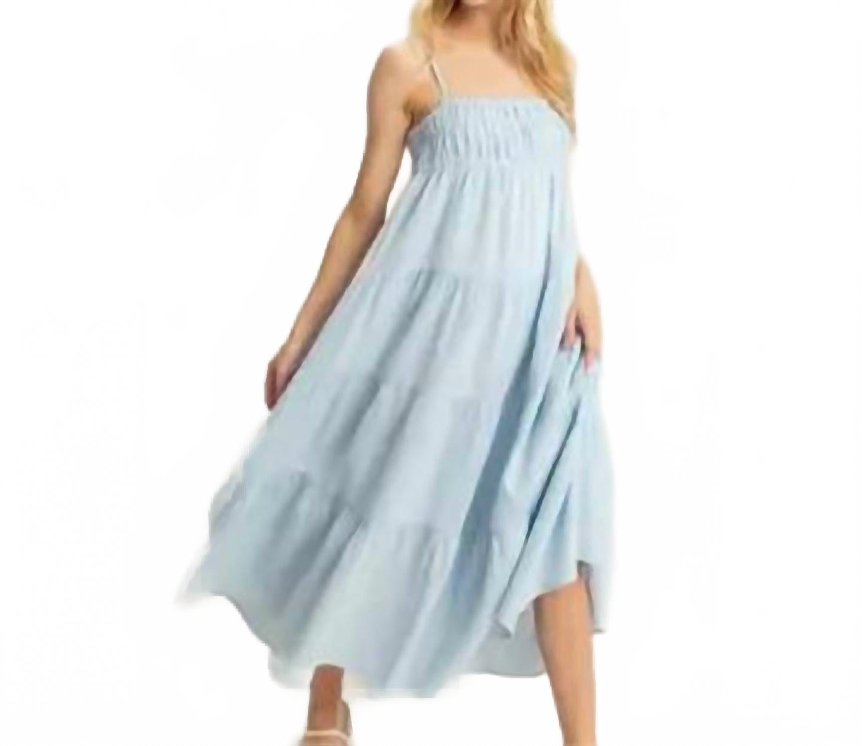 Синий макси-сарафан с завышенной талией без рукавов и ярусами HYFVE
Синий макси-сарафан с завышенной талией без рукавов и ярусами HYFVE