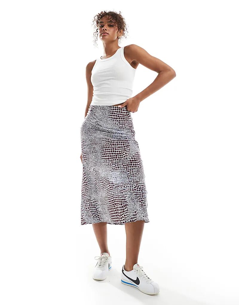 Юбка мидакси со змеиным принтом от Wednesday's Girl косого кроя светло-голубого цвета
Юбка мидакси со змеиным принтом от Wednesday's Girl косого кроя светло-голубого цвета