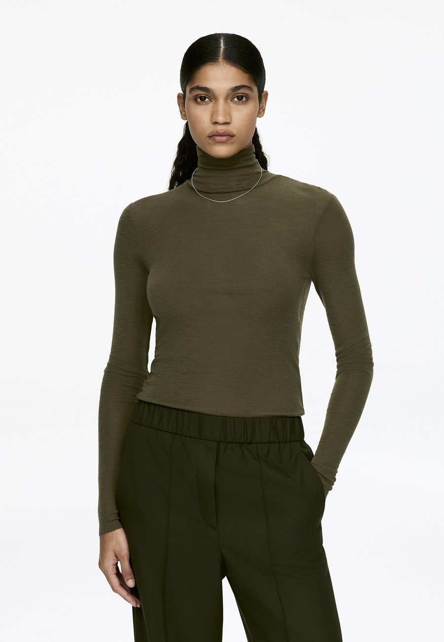 Джемпер ARKET ROLL-NECK, Khaki Green/Khaki
Джемпер ARKET ROLL-NECK, Khaki Green/Khaki
