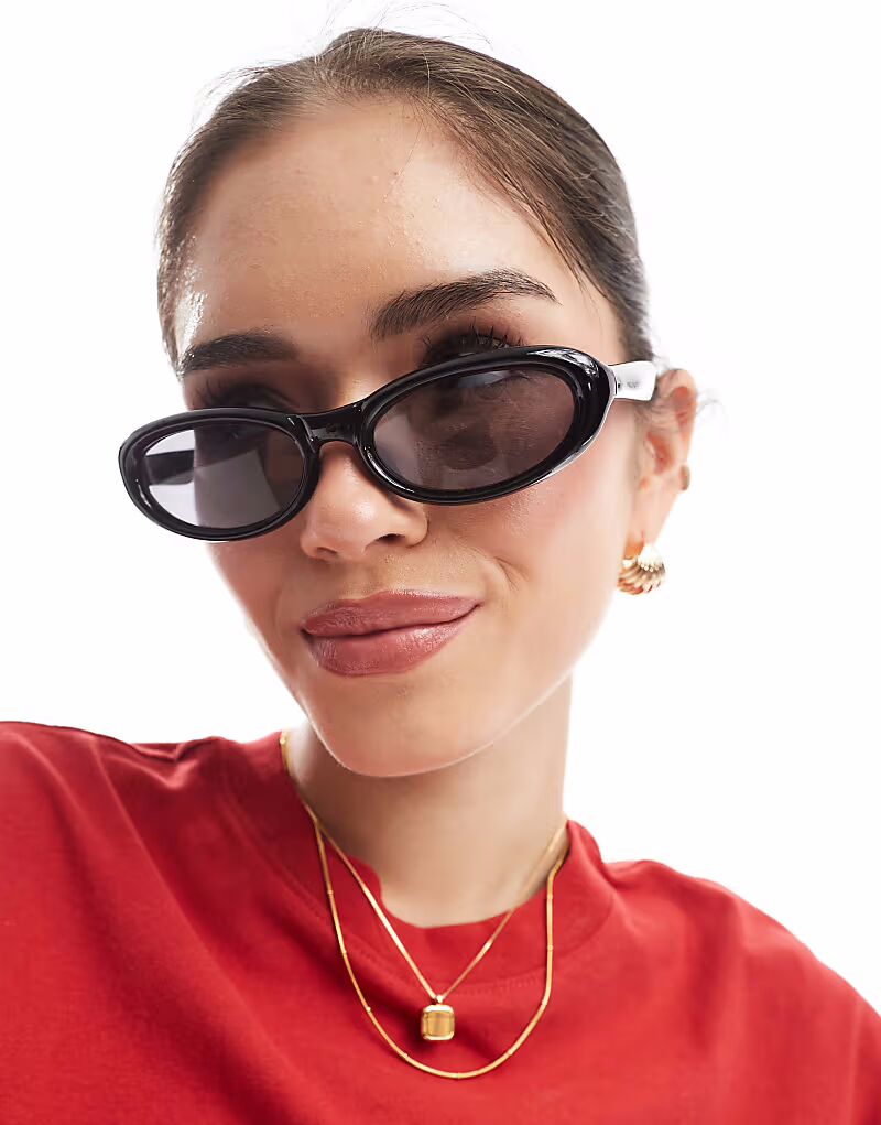 Тонкие солнцезащитные очки AJ Morgan в черной оправе
Тонкие солнцезащитные очки AJ Morgan в черной оправе