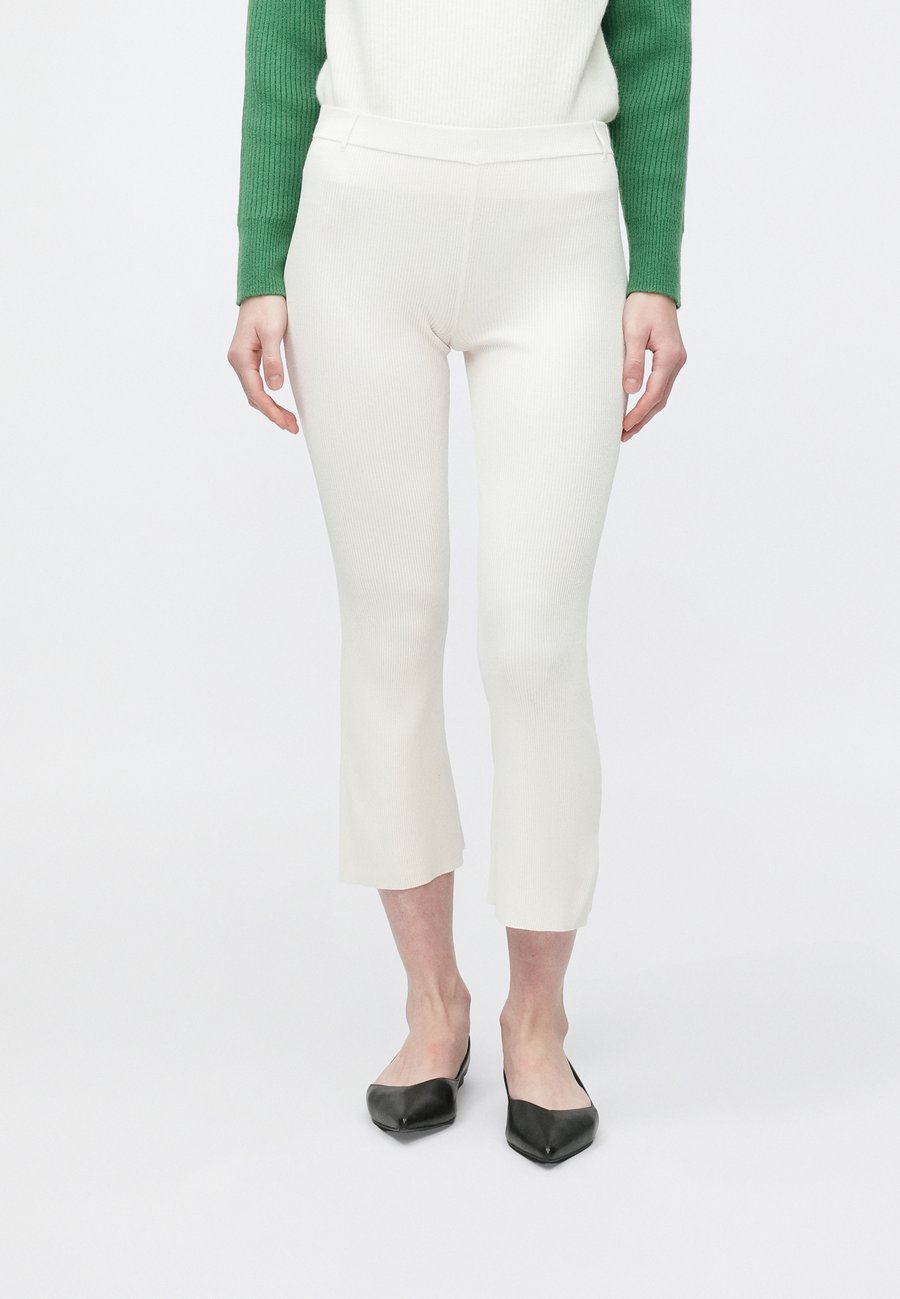Брюки A. Roege Hove TRINE FLARE CAPRI, Ecru/Off-White
Брюки A. Roege Hove TRINE FLARE CAPRI, Ecru/Off-White