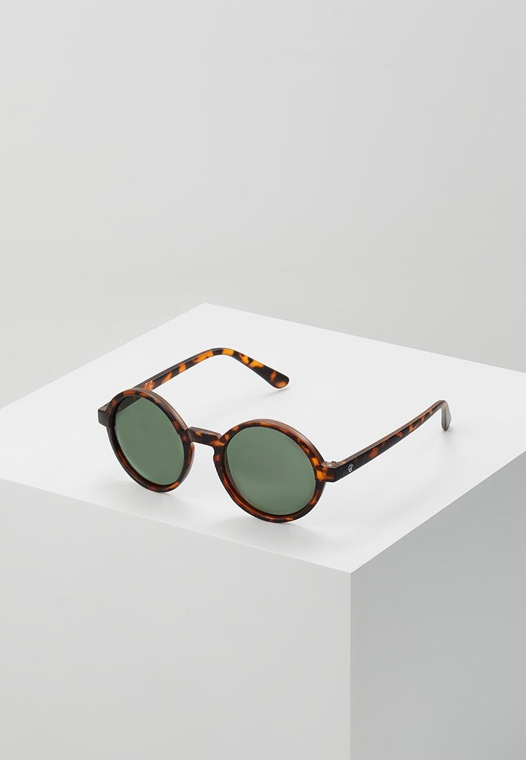 Солнцезащитные очки CHPO
Солнцезащитные очки CHPO