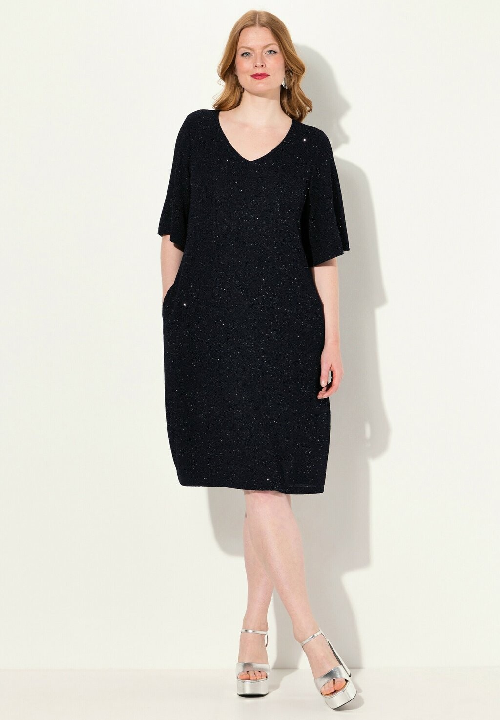 Коктейльное платье / Вечернее платье SPARKLING SLEEVE A-LINE Ulla Popken, темно-синий
Коктейльное платье / Вечернее платье SPARKLING SLEEVE A-LINE Ulla Popken, темно-синий