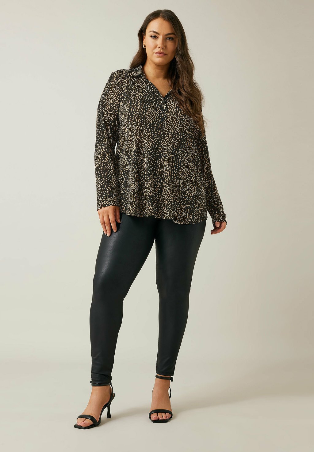 Блуза SPOT PRINT HALF PLACKET Evans, антрацит
Блуза SPOT PRINT HALF PLACKET Evans, антрацит