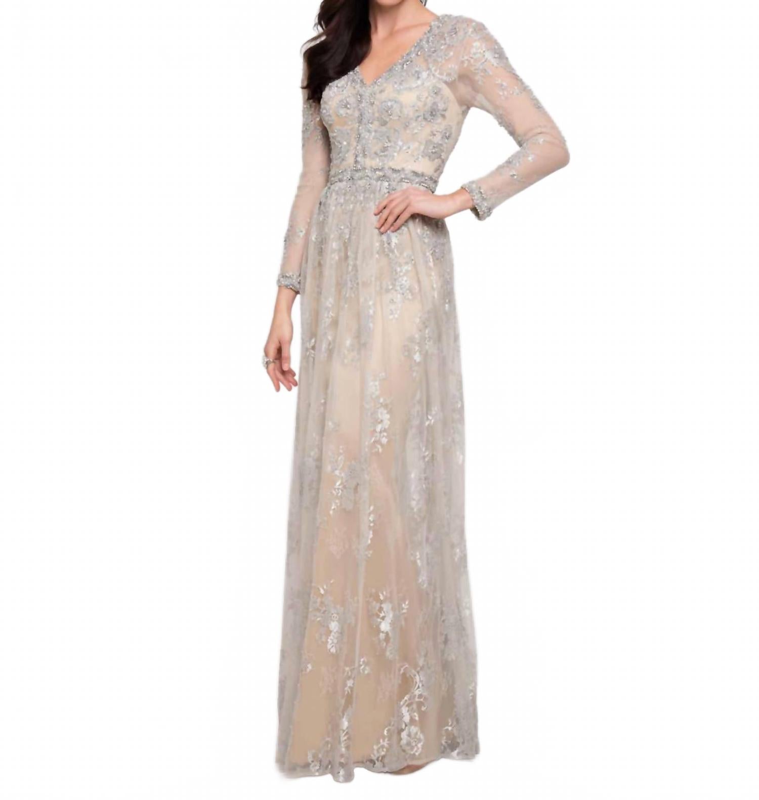 Серебристо-бежевое платье с кружевной накидкой V-образным вырезом и рукавом три четверти Terani Couture
Серебристо-бежевое платье с кружевной накидкой V-образным вырезом и рукавом три четверти Terani Couture