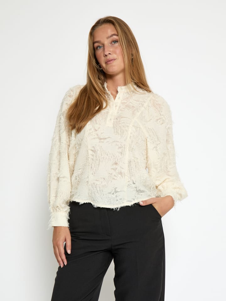 Блузка в стиле Cloud Dancer minus
Блузка в стиле Cloud Dancer minus