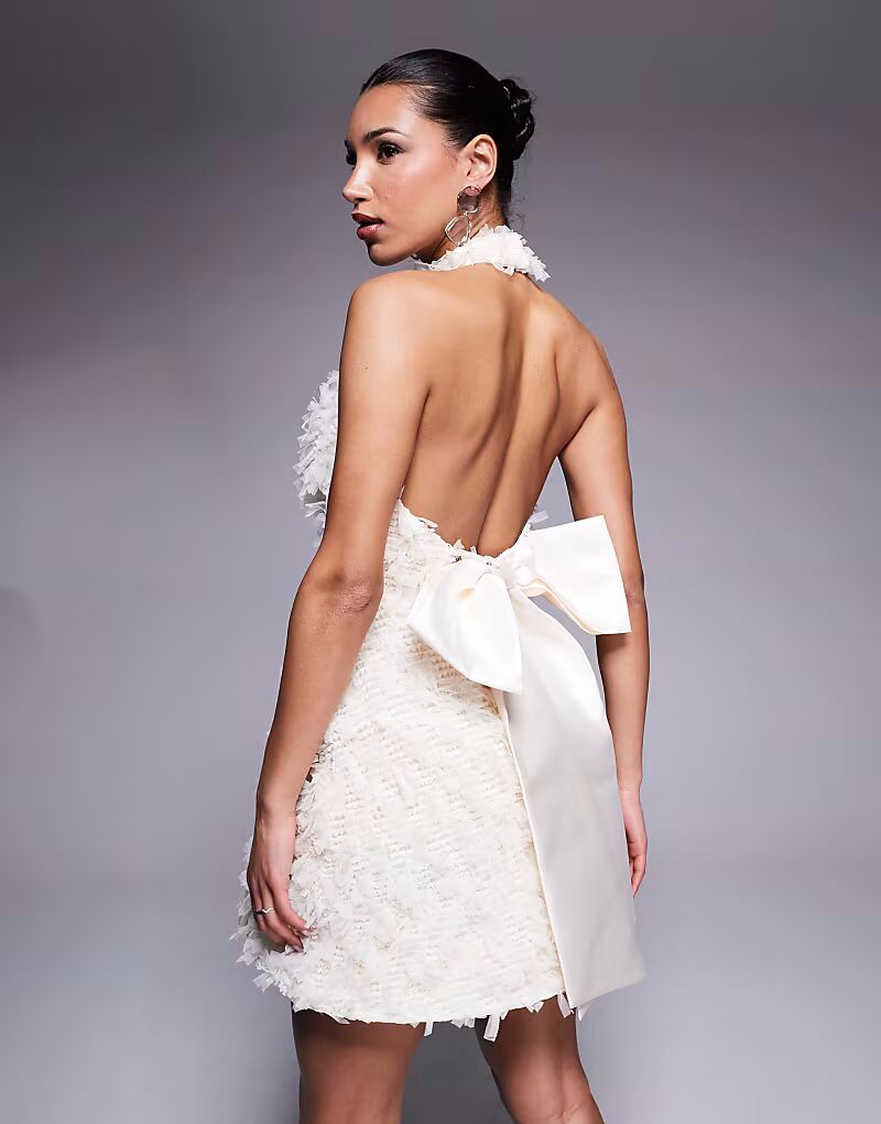 Мини-платье ASOS LUXE с фактурной бретелькой через шею и бантом сзади кремового цвета
Мини-платье ASOS LUXE с фактурной бретелькой через шею и бантом сзади кремового цвета