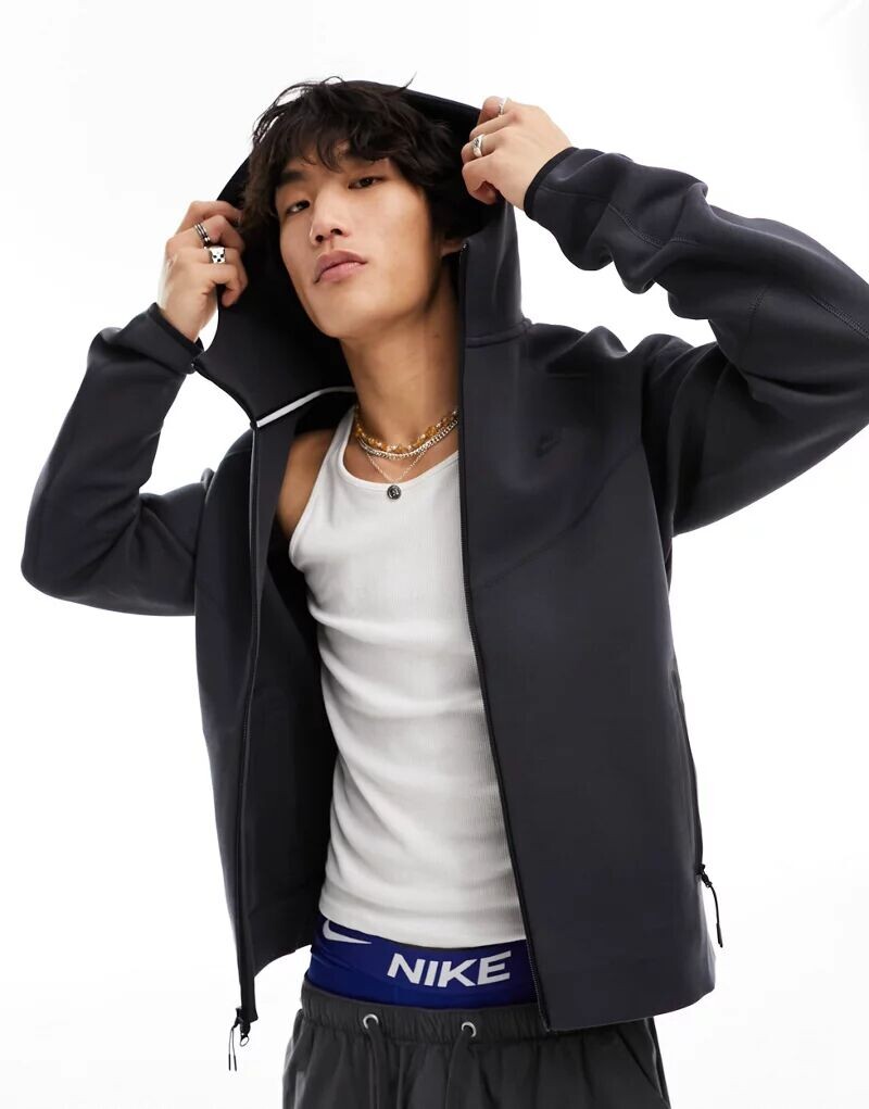 Темно-серая куртка с капюшоном Nike Tech Fleece
Темно-серая куртка с капюшоном Nike Tech Fleece