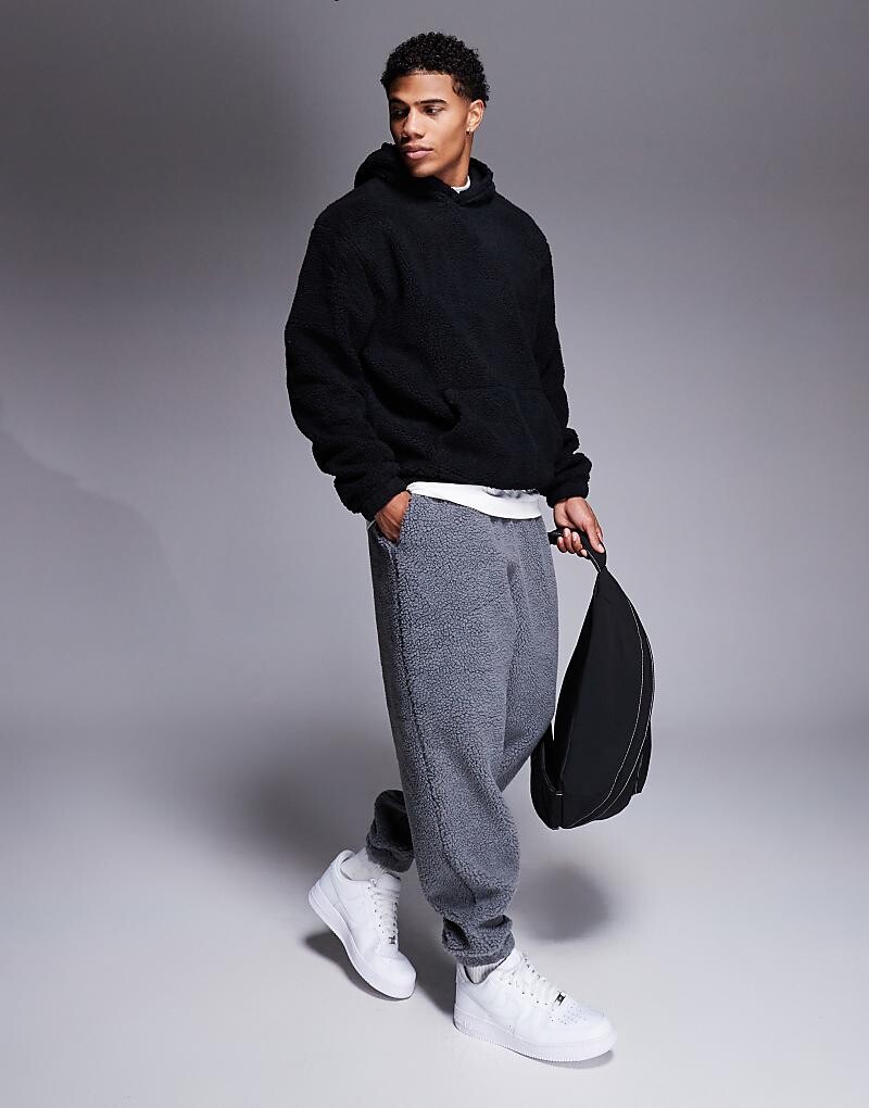 ASOS DESIGN – Серые джоггеры оверсайз из овчины
ASOS DESIGN – Серые джоггеры оверсайз из овчины