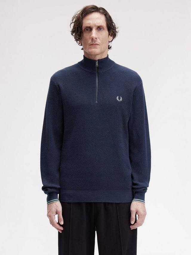 Хлопковый джемпер с высоким воротником и вафельной текстурой Fred Perry
Хлопковый джемпер с высоким воротником и вафельной текстурой Fred Perry