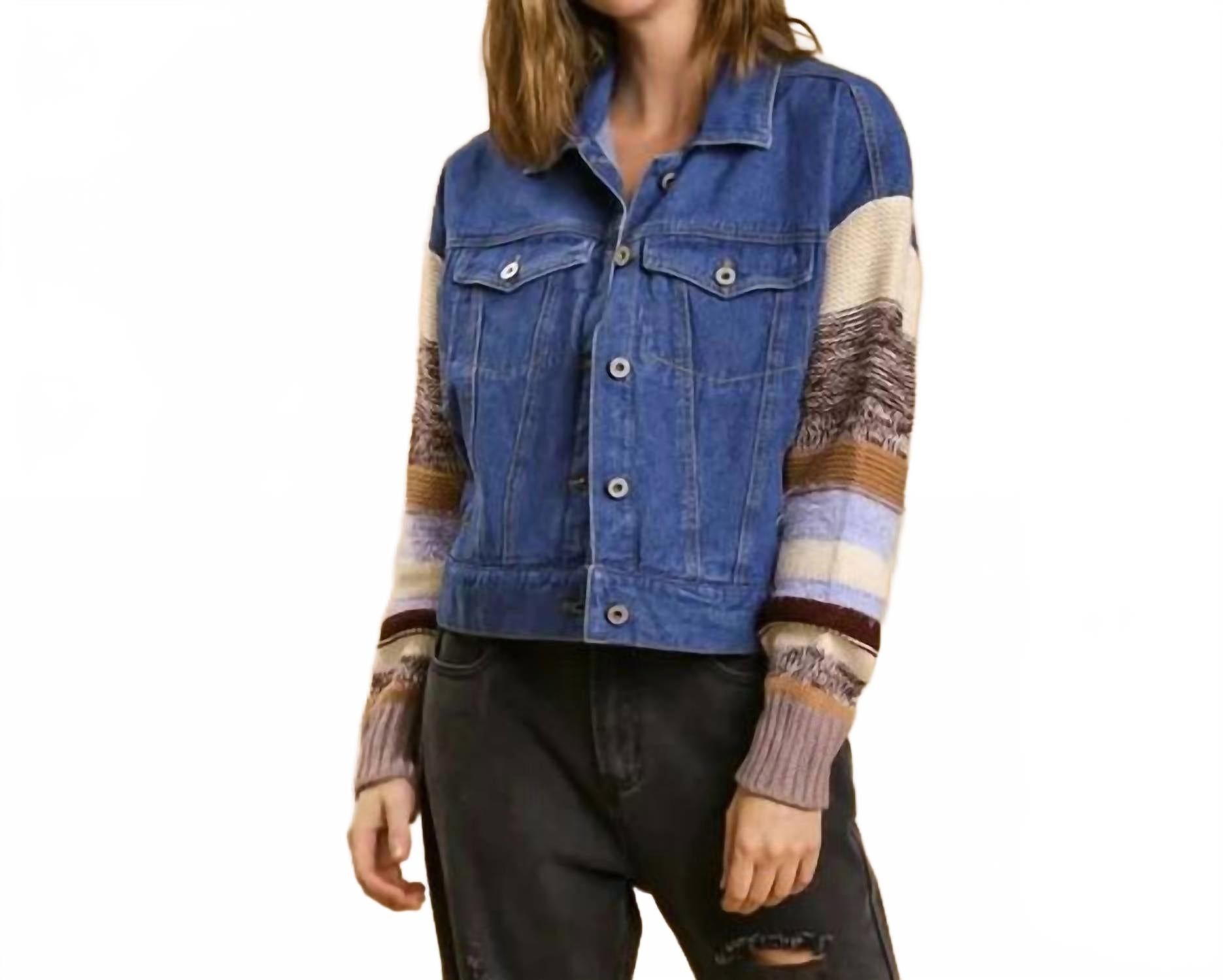 Umgee Джинсовая куртка с рукавами-свитерами синего цвета
Umgee Джинсовая куртка с рукавами-свитерами синего цвета