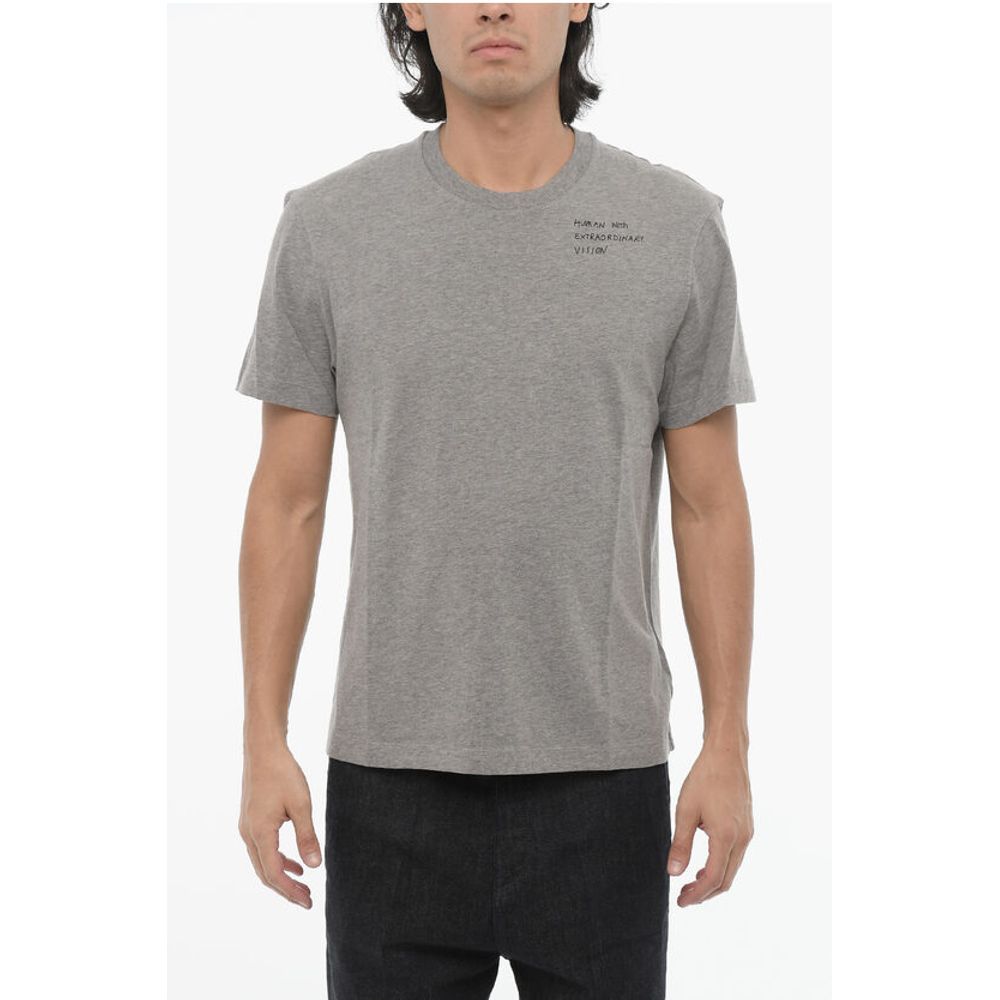 Футболка с круглым вырезом и надписью «ЧЕЛОВЕК С ЭКСТРАОРДИНАРНЫМ ВИДЕНИЕМ» облегающего кроя Neil Barrett, Gray
Футболка с круглым вырезом и надписью «ЧЕЛОВЕК С ЭКСТРАОРДИНАРНЫМ ВИДЕНИЕМ» облегающего кроя Neil Barrett, Gray