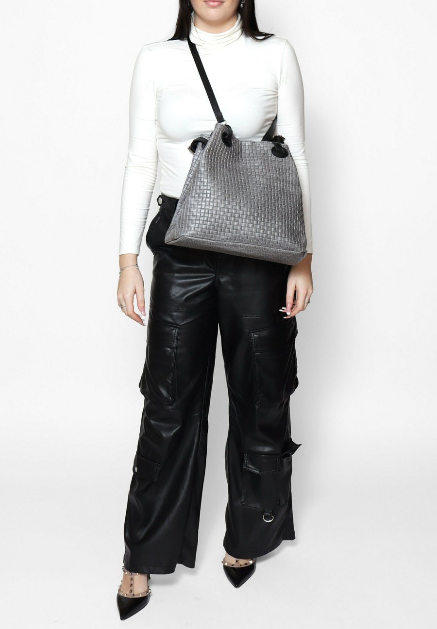 Сумка Chiara Ferretti Handbag, Grigio Medio/Dark Grey
Сумка Chiara Ferretti Handbag, Grigio Medio/Dark Grey
