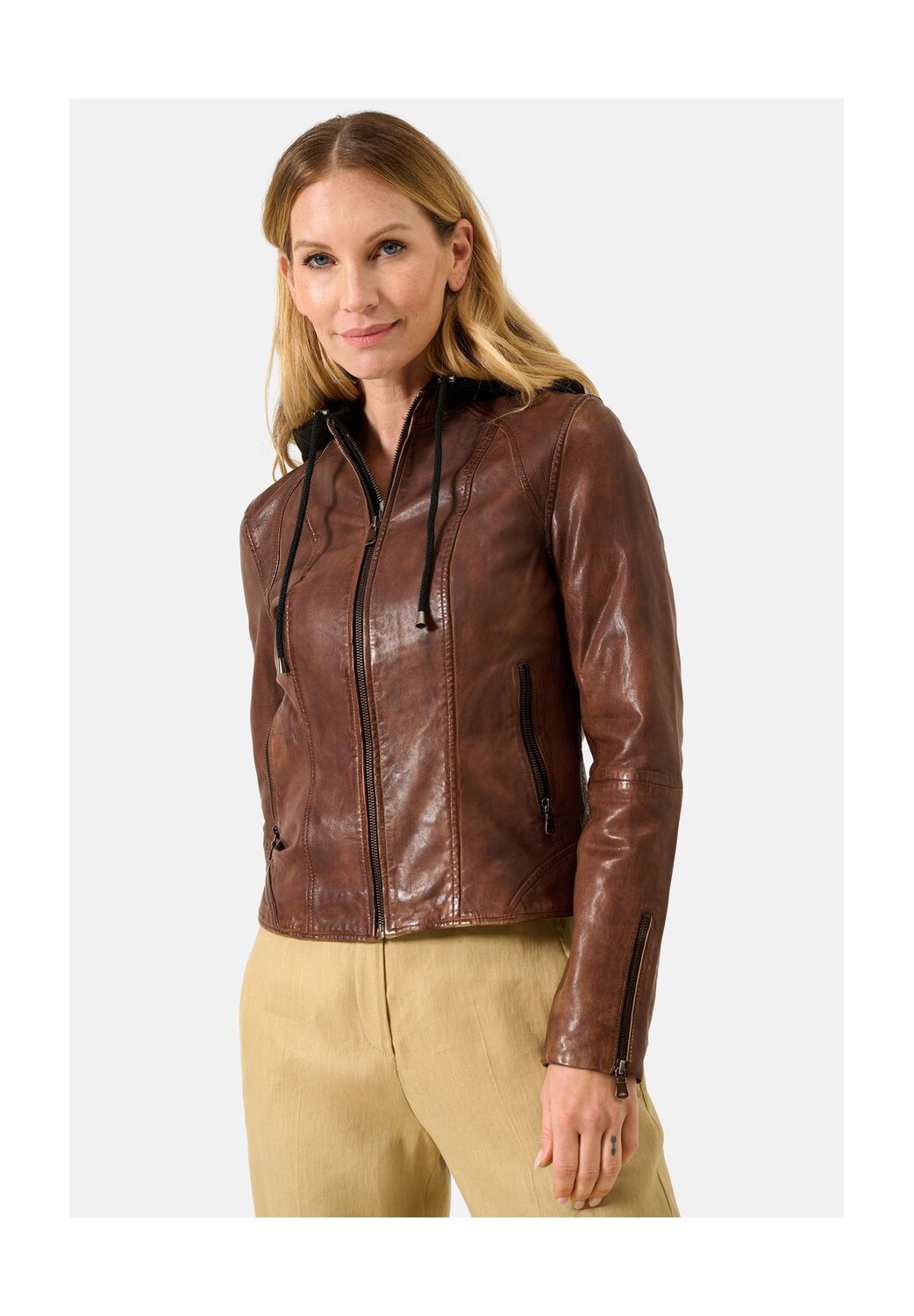 Женская кожаная куртка Далия со съемным капюшоном RICANO, цвет Dunkel Braun
Женская кожаная куртка Далия со съемным капюшоном RICANO, цвет Dunkel Braun