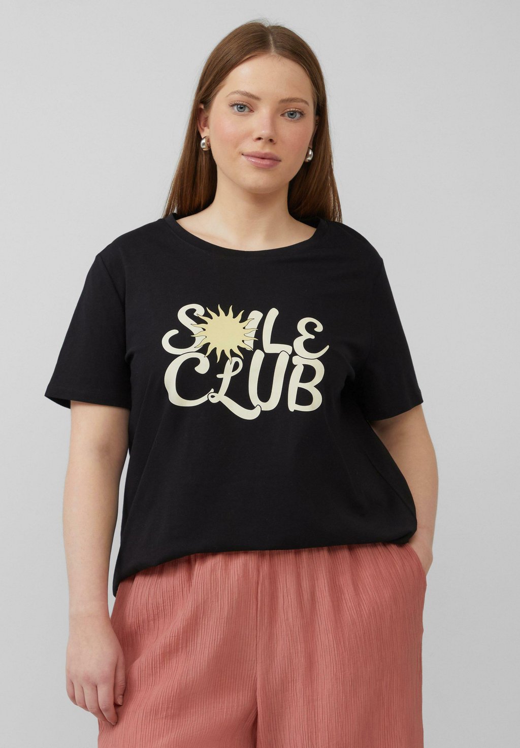 Футболка с принтом QS, черный
Футболка с принтом QS, черный