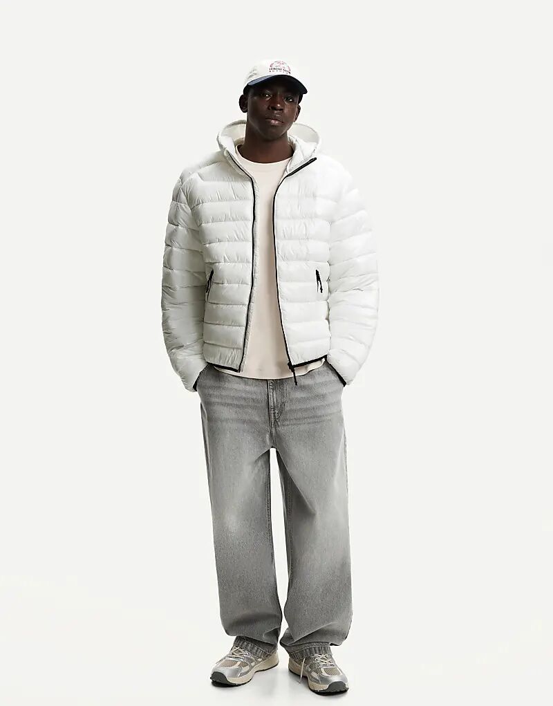 Легкая стеганая куртка Bershka белого цвета
Легкая стеганая куртка Bershka белого цвета