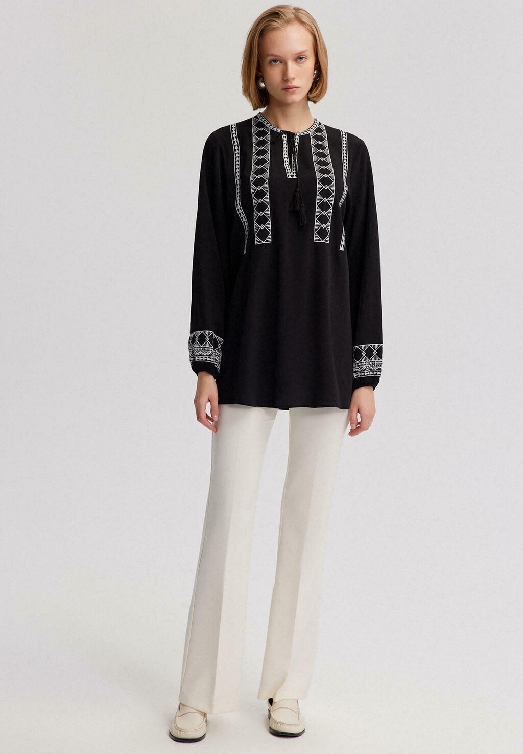 Туника TEXTURED WITH EMBROIDERY DETAIL Touché Privé, черный
Туника TEXTURED WITH EMBROIDERY DETAIL Touché Privé, черный