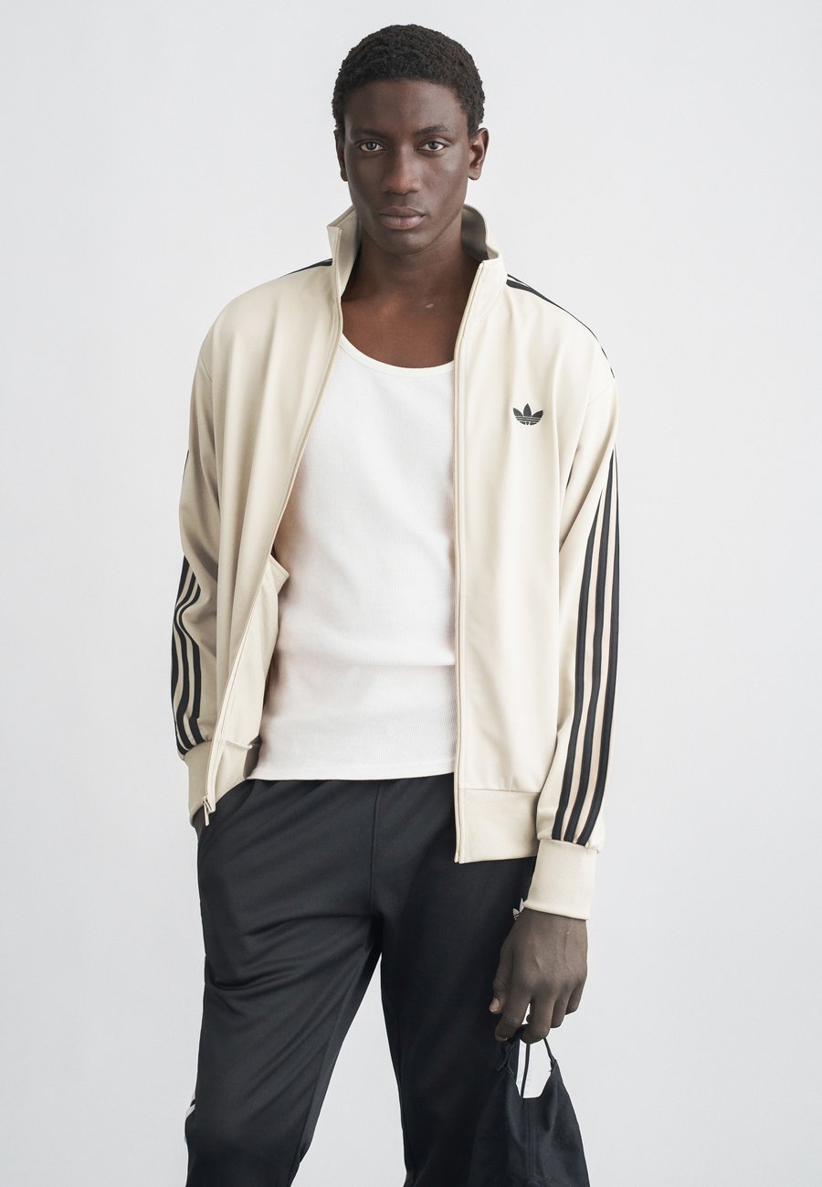 Толстовка Adidas Originals FIREBIRD, Stone Khaki/Beige
Толстовка Adidas Originals FIREBIRD, Stone Khaki/Beige