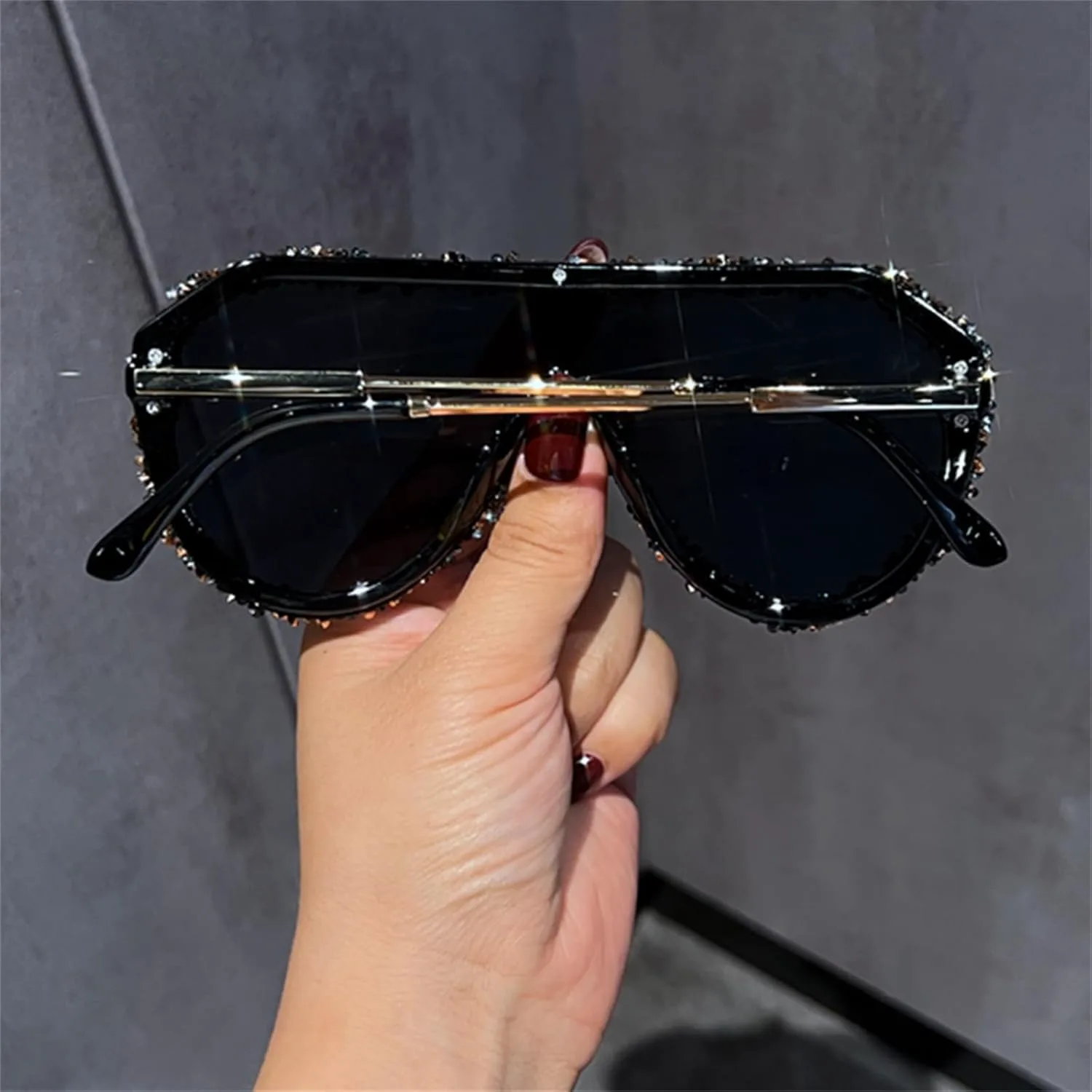 Солнцезащитные очки Willochra Oversized Pilot черного цвета с блестящими кристаллами для женщин и мужчин, с плоским верхом и стразами, 2pcs-black Gold&red
Солнцезащитные очки Willochra Oversized Pilot черного цвета с блестящими кристаллами для женщин и мужчин, с плоским верхом и стразами, 2pcs-black Gold&red