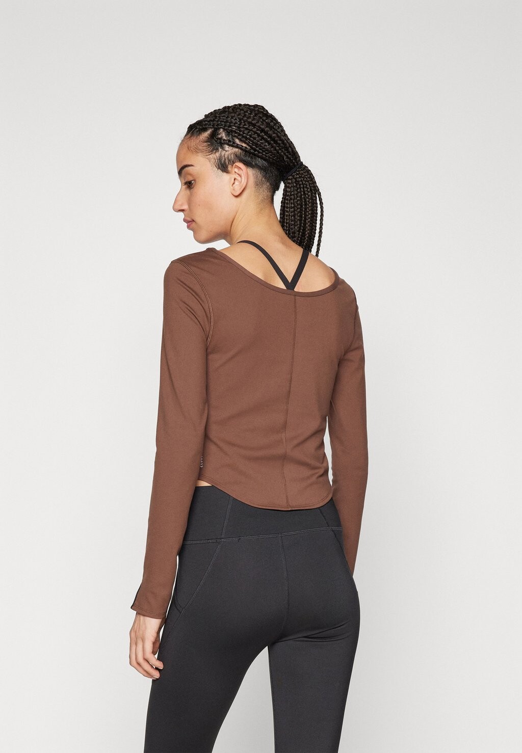 Топ с длинными рукавами CLOUDSPUN Puma, коричневый
Топ с длинными рукавами CLOUDSPUN Puma, коричневый