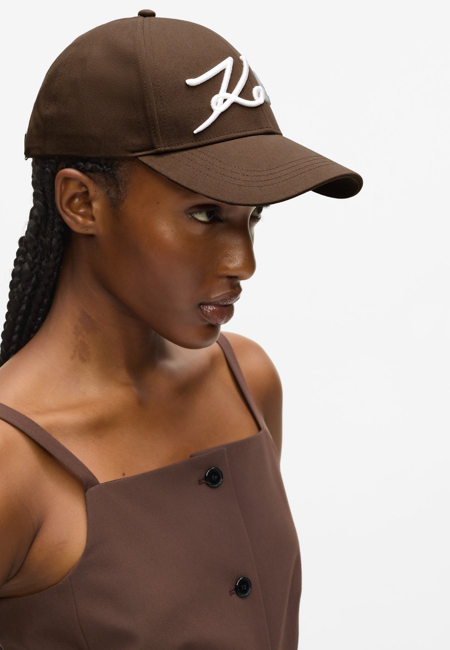 Бейсболка KARL LAGERFELD SIGNATURE LOGO UNISEX, Friar Brown/Brown
Бейсболка KARL LAGERFELD SIGNATURE LOGO UNISEX, Friar Brown/Brown