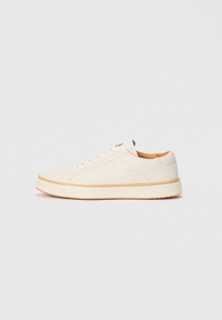 Кроссовки Emporio Armani Trainers, Off White/Off-White
Кроссовки Emporio Armani Trainers, Off White/Off-White
