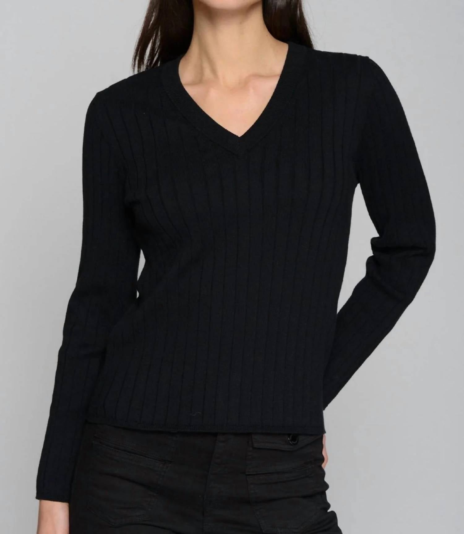 Свитер с V-образным вырезом и пуговицами на манжетах черный Vilagallo 
Свитер с V-образным вырезом и пуговицами на манжетах черный Vilagallo