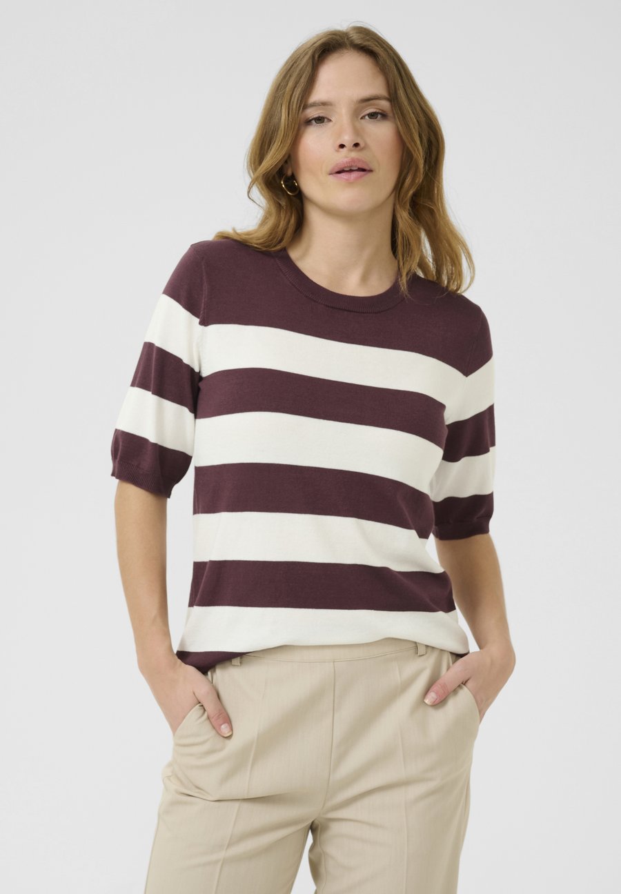Футболка Kaffe LIZZA STRIPED, Fudge Chalk Wide Stripe/Bordeaux
Футболка Kaffe LIZZA STRIPED, Fudge Chalk Wide Stripe/Bordeaux