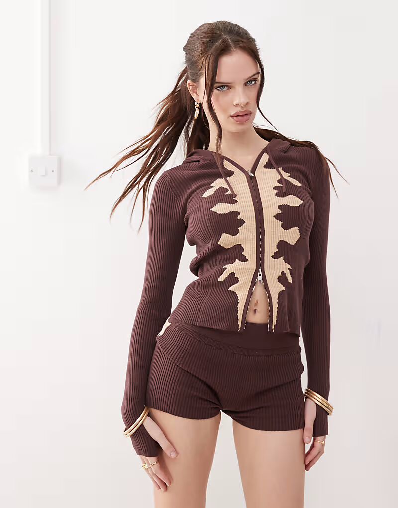 Коричневые шорты с принтом коровы в стиле «крипта» The Kript
Коричневые шорты с принтом коровы в стиле «крипта» The Kript