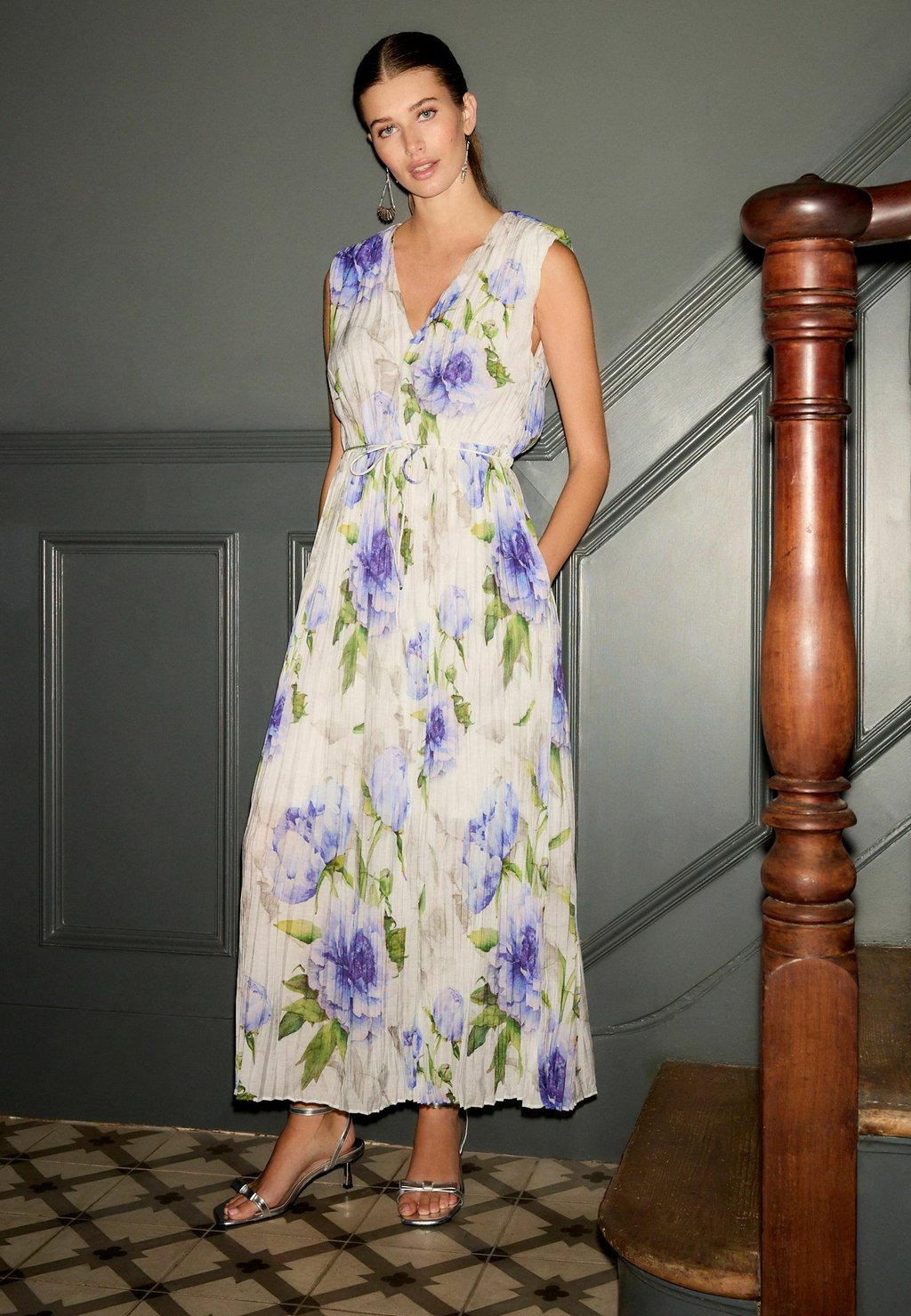 Длинное платье REGULAR FIT - SHOULDER PAD V NECK TIE WAIST PLISSE Next, белый
Длинное платье REGULAR FIT - SHOULDER PAD V NECK TIE WAIST PLISSE Next, белый