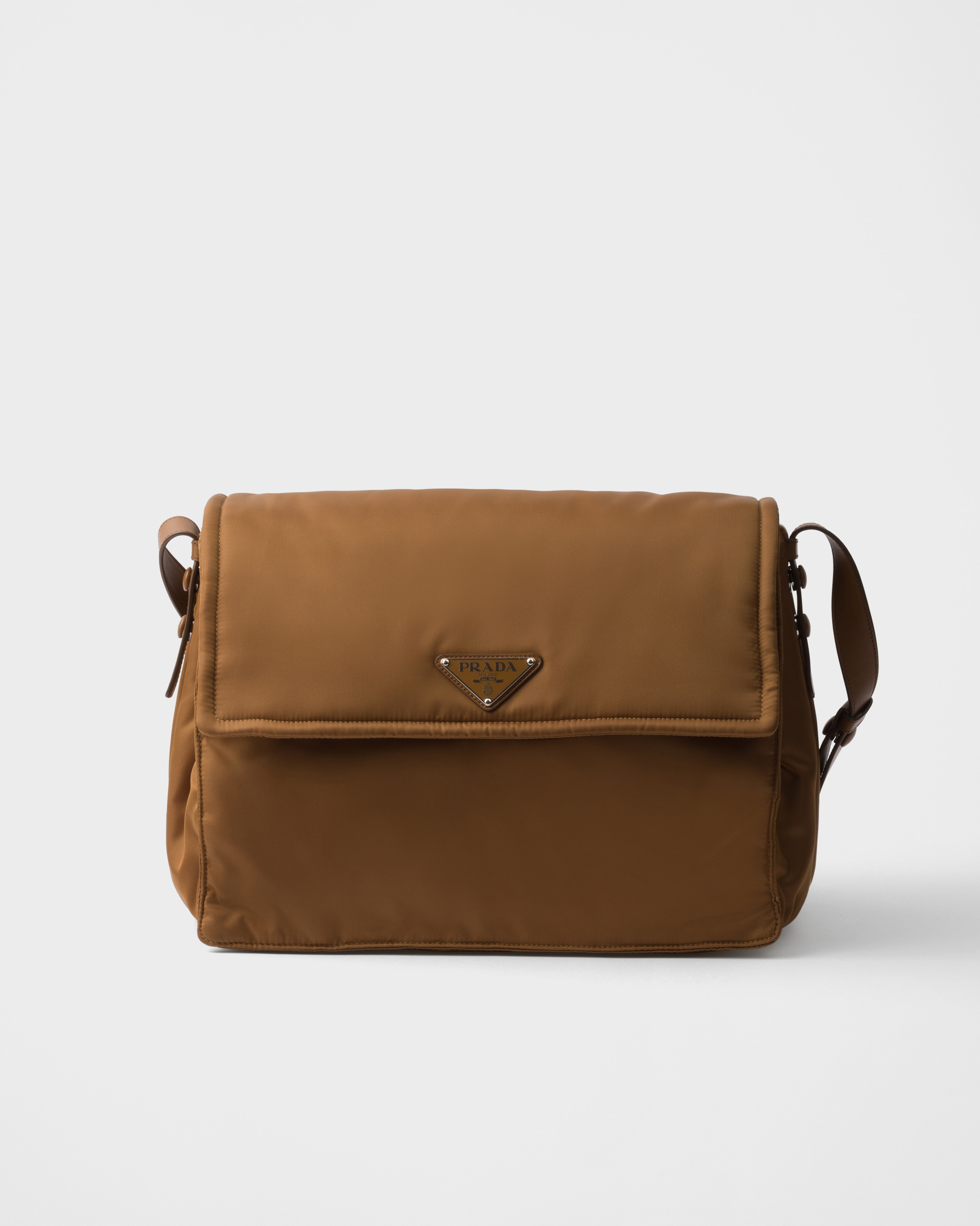 Сумка Prada Traveller большая стеганая наплечная из переработанного нейлона, коричневый
Сумка Prada Traveller большая стеганая наплечная из переработанного нейлона, коричневый