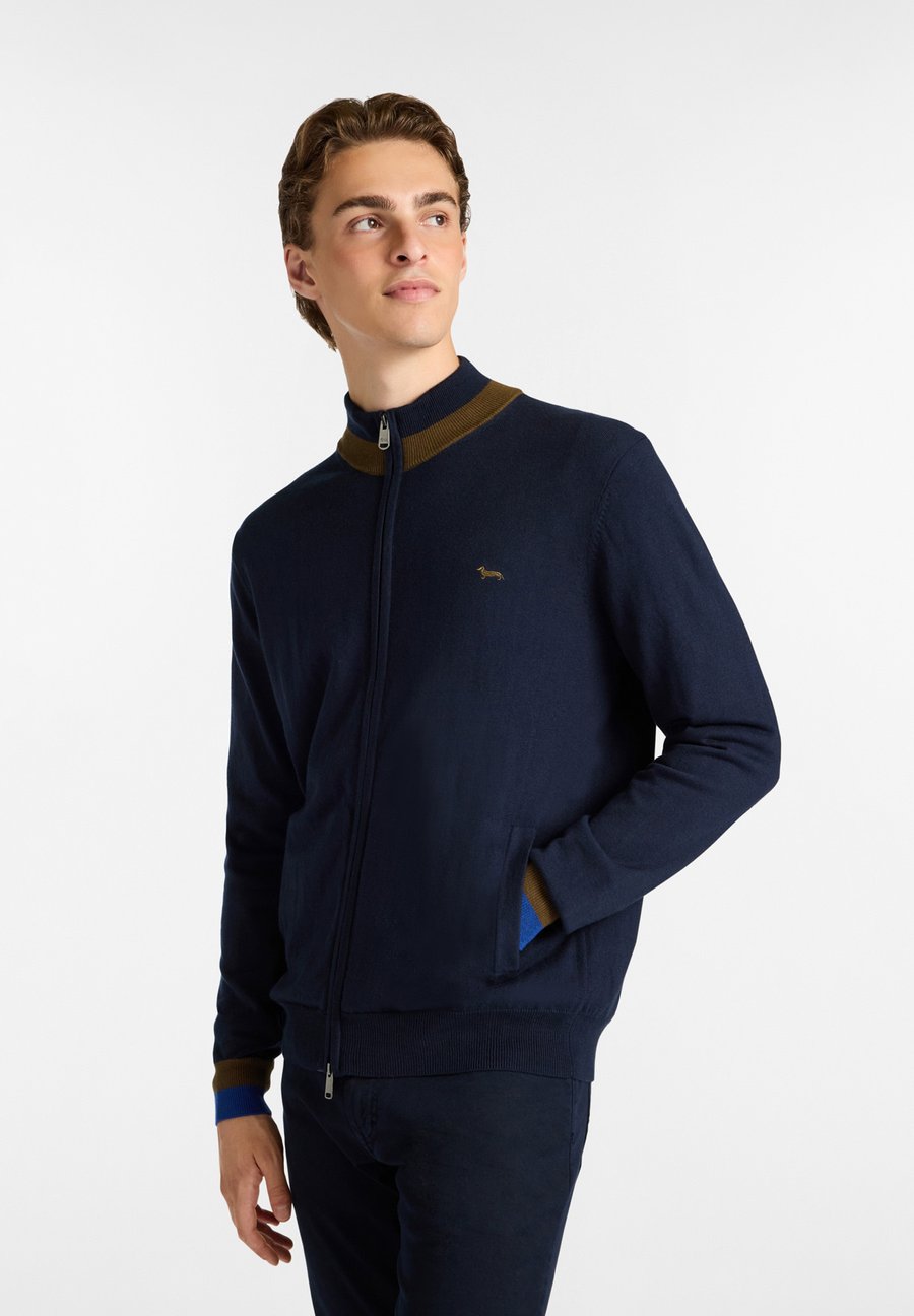 Толстовка Harmont & Blaine FULL ZIP CON LOGO INTERNO, Blu Scuro/Dark Blue
Толстовка Harmont & Blaine FULL ZIP CON LOGO INTERNO, Blu Scuro/Dark Blue