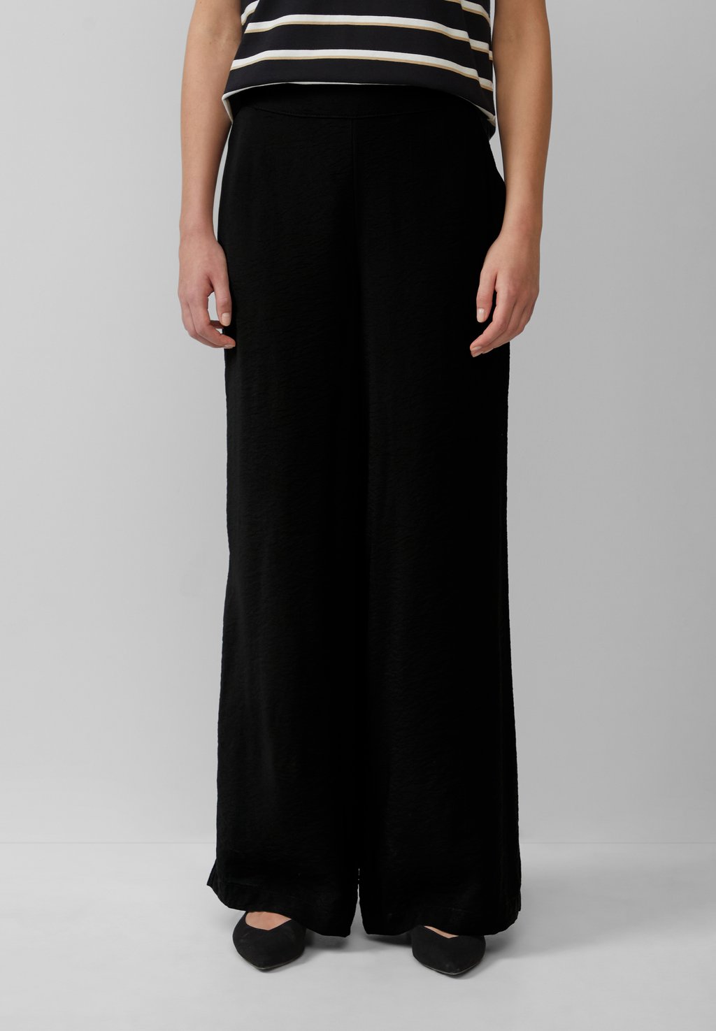 Брюки WIDE IM MIT ELASTIKBUND s.Oliver, черный 
Брюки WIDE IM MIT ELASTIKBUND s.Oliver, черный