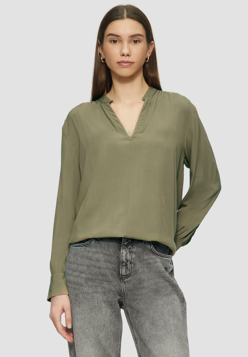 Блуза AVEC DÉTAIL SMOCKÉ À L’ÉPAULE QS, темно-зеленый
Блуза AVEC DÉTAIL SMOCKÉ À L’ÉPAULE QS, темно-зеленый