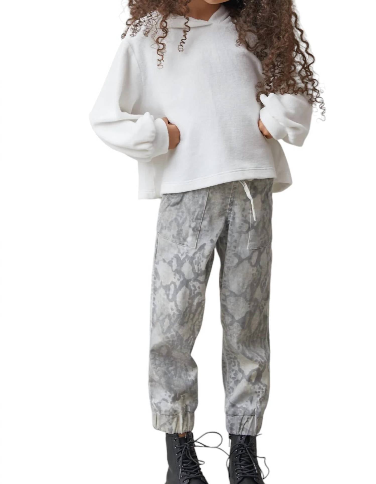 Джоггеры со змеиным принтом серого цвета Bella Dahl
Джоггеры со змеиным принтом серого цвета Bella Dahl