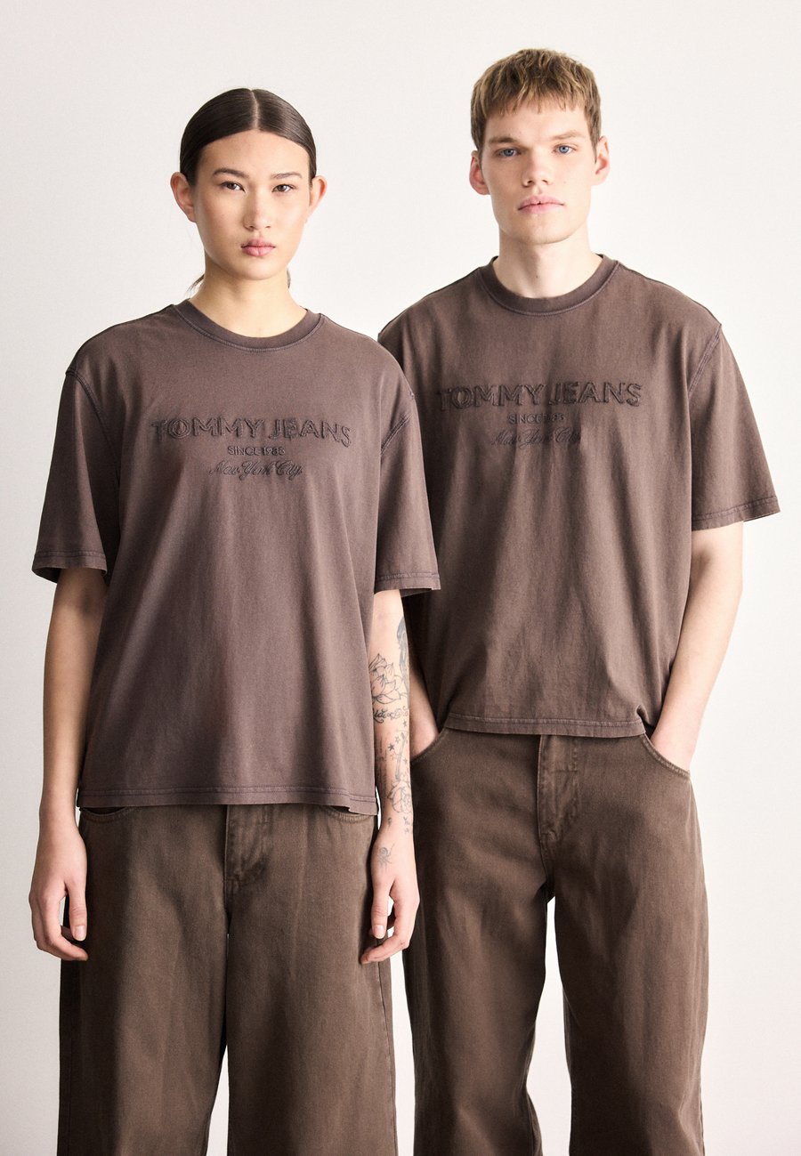 Футболка Tommy Jeans 90S NEW CLASSICS TEE UNISEX, Black Walnut/Brown, Черный, Футболка Tommy Jeans 90S NEW CLASSICS TEE UNISEX, Black Walnut/Brown
Футболка Tommy Jeans 90S NEW CLASSICS TEE UNISEX, Black Walnut/Brown, Черный, Футболка Tommy Jeans 90S NEW CLASSICS TEE UNISEX, Black Walnut/Brown