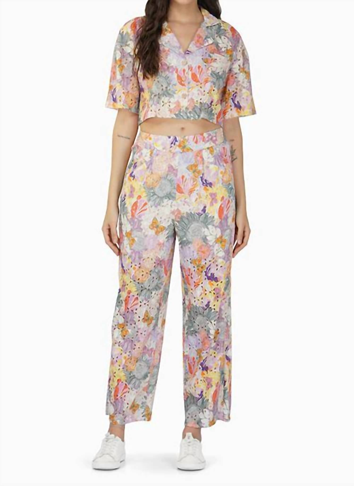 Легкий топ с лебедями, ромашками и пчелами в розово-оранжевых тонах AMERICA & BEYOND
Легкий топ с лебедями, ромашками и пчелами в розово-оранжевых тонах AMERICA & BEYOND