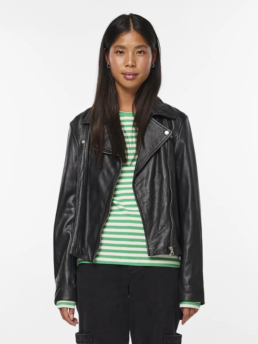 Кожаная куртка "PCSUSSE LEATHER JACKET NOOS", из мягкой кожи ягненка Pieces, черный
Кожаная куртка "PCSUSSE LEATHER JACKET NOOS", из мягкой кожи ягненка Pieces, черный
