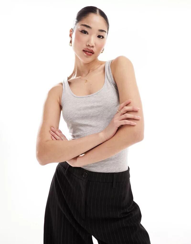 Светло-серая удлиненная майка Vero Moda
Светло-серая удлиненная майка Vero Moda