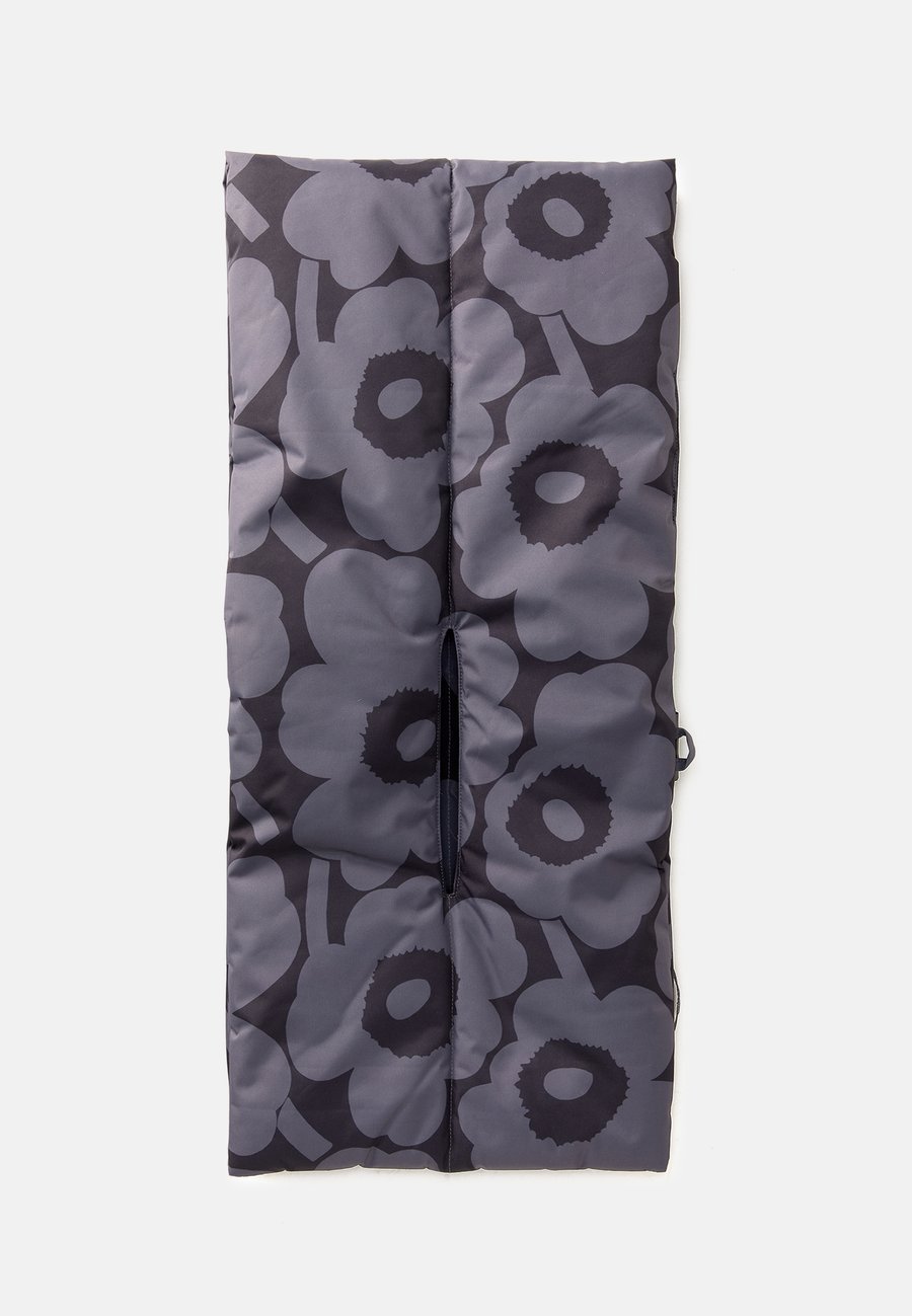 Шарф Marimekko CROMA UNIKKO, Dark Grey/Black/Black
Шарф Marimekko CROMA UNIKKO, Dark Grey/Black/Black