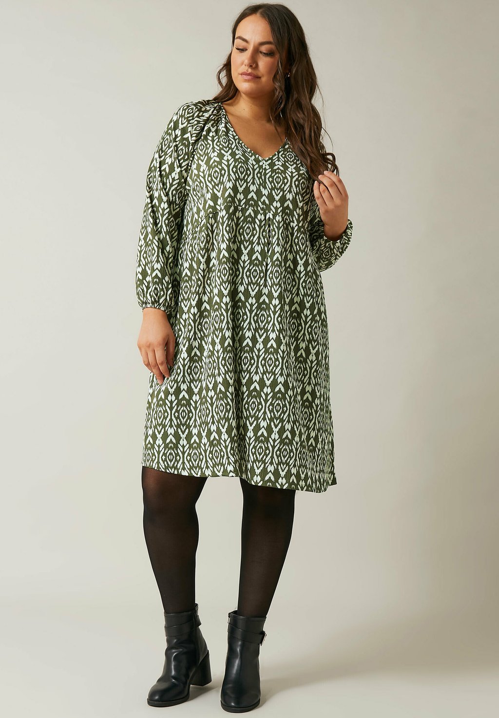 Повседневное платье FLORAL CRINKLE MIDI Evans, зеленый
Повседневное платье FLORAL CRINKLE MIDI Evans, зеленый