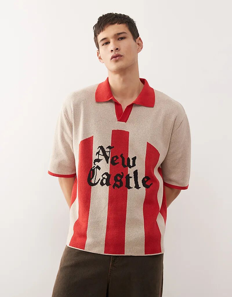 Футболка-поло Reclaimed Vintage с графическим принтом в экрю и красной полоске
Футболка-поло Reclaimed Vintage с графическим принтом в экрю и красной полоске