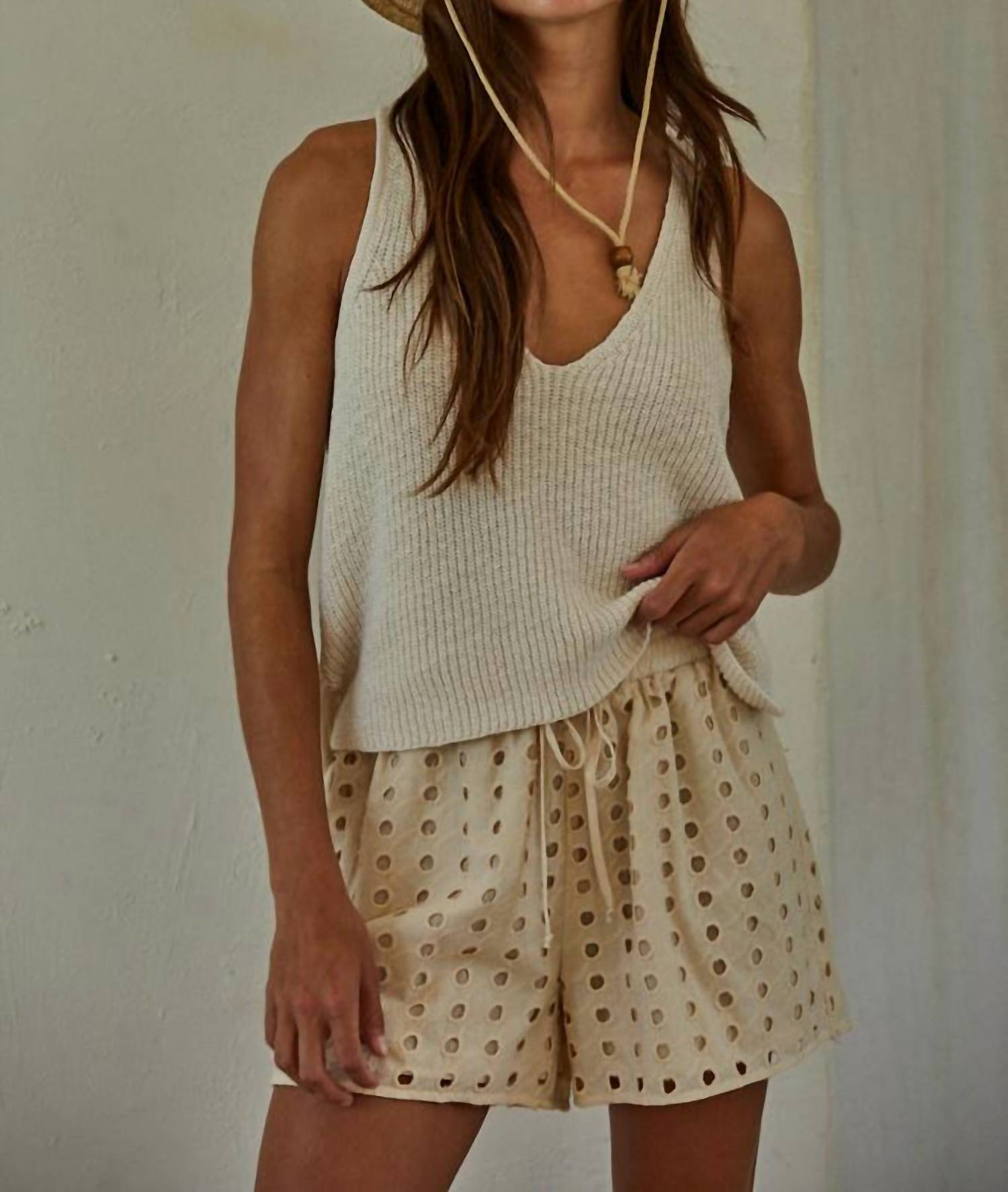 Монти шорты с люверсами в натуральном цвете By Together 
Монти шорты с люверсами в натуральном цвете By Together