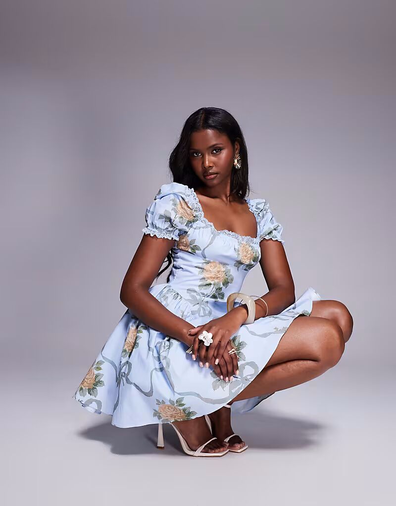 Мини-платье из хлопка с принтом роз House of CB Rosie синего цвета
Мини-платье из хлопка с принтом роз House of CB Rosie синего цвета