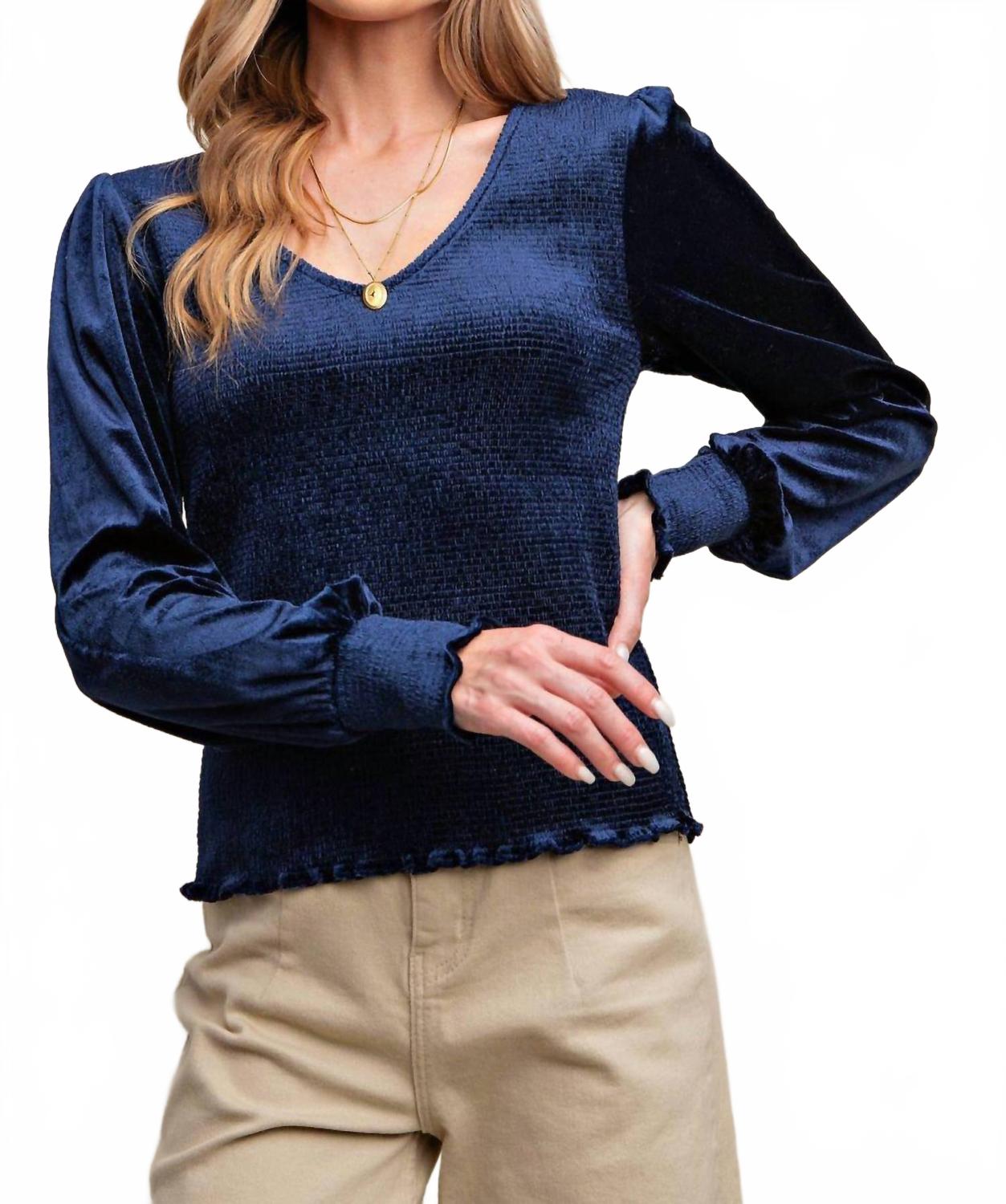 Вельветовая джерси плиссированная блузка в индиго-синем цвете KORI
Вельветовая джерси плиссированная блузка в индиго-синем цвете KORI