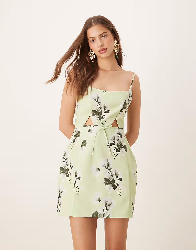 Мини-платье ASOS DESIGN со структурированным вырезом и бантом с цветочным принтом шалфея
Мини-платье ASOS DESIGN со структурированным вырезом и бантом с цветочным принтом шалфея
