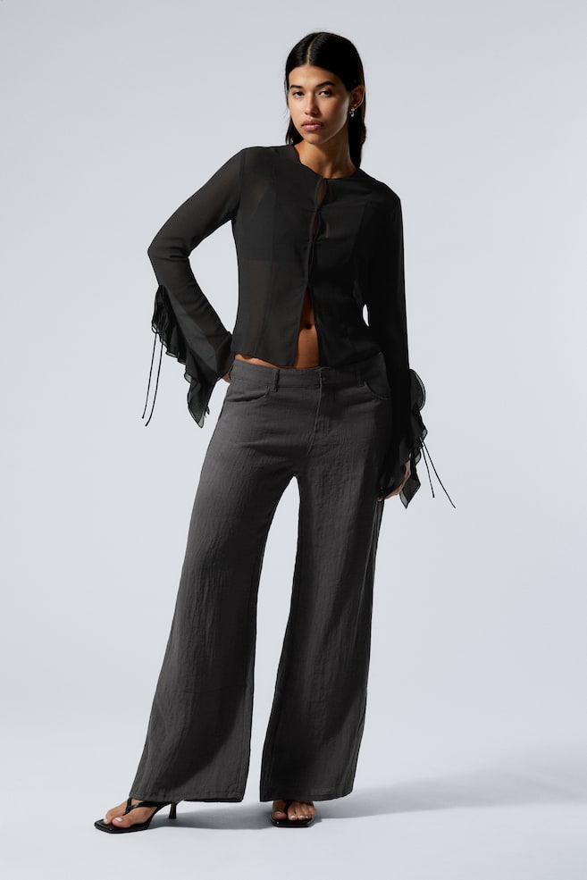 Свободные брюки с заниженной талией и эффектом помятости Weekday, серый 
Свободные брюки с заниженной талией и эффектом помятости Weekday, серый