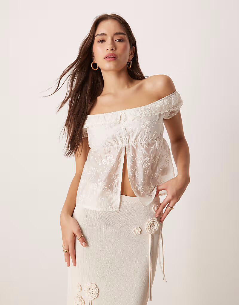 Топ Motel Shogo с открытыми плечами и цветочным узором цвета слоновой кости
Топ Motel Shogo с открытыми плечами и цветочным узором цвета слоновой кости