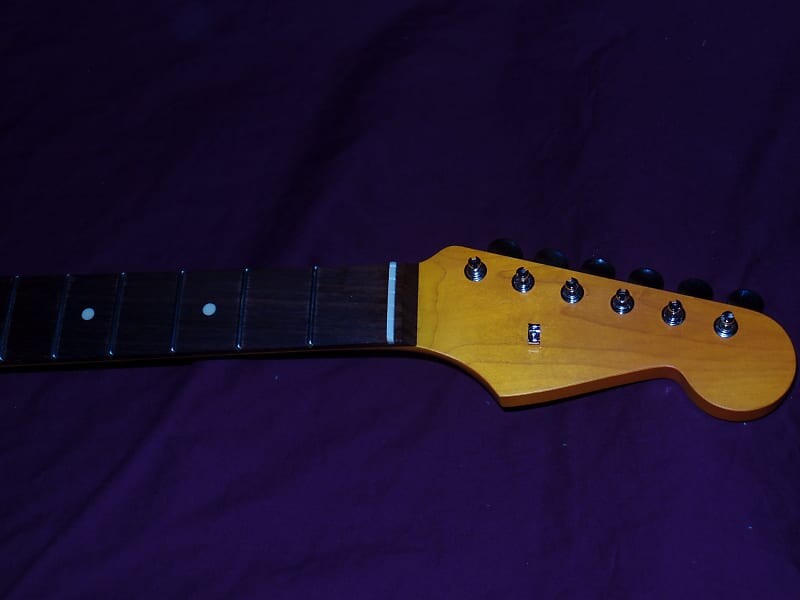 Ручная отделка 1950-х годов Closet Classic 22 лада Stratocaster Allparts Fender Лицензионный гриф из розового дерева Stratocaster Neck
Ручная отделка 1950-х годов Closet Classic 22 лада Stratocaster Allparts Fender Лицензионный гриф из розового дерева Stratocaster Neck