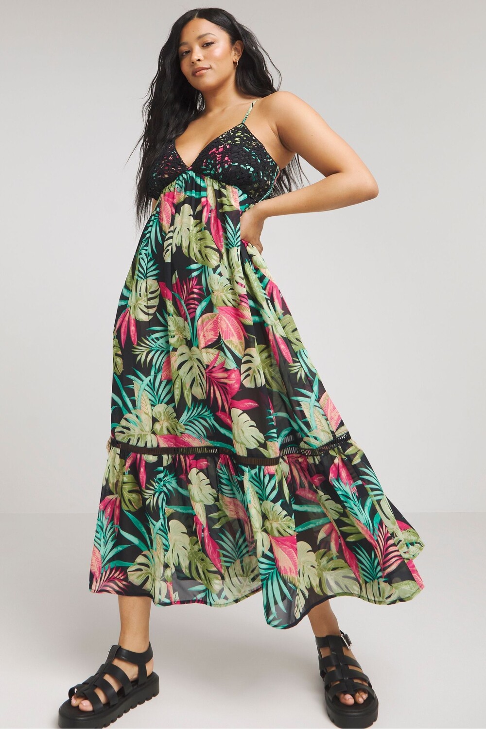 Пляжное платье макси с цветочным принтом Simply Be, черный
Пляжное платье макси с цветочным принтом Simply Be, черный